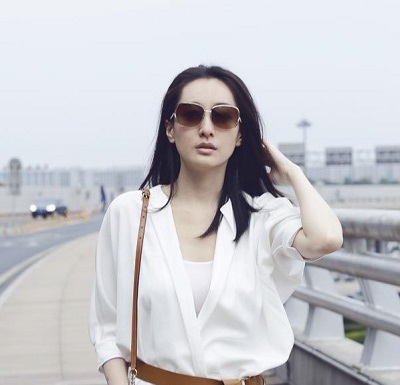 董維嘉帥氣褲裝現(xiàn)身機場 啟程戛納電影節(jié)